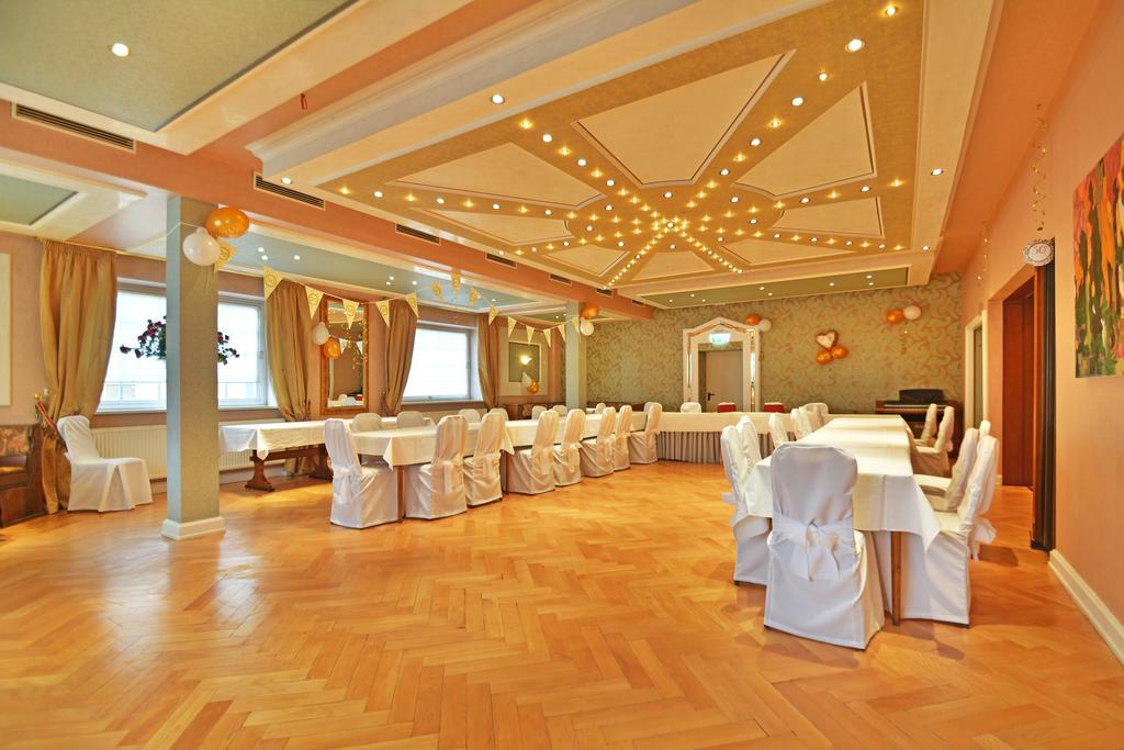 Hotel Zur Goldenen Sonne Usingen Esterno foto