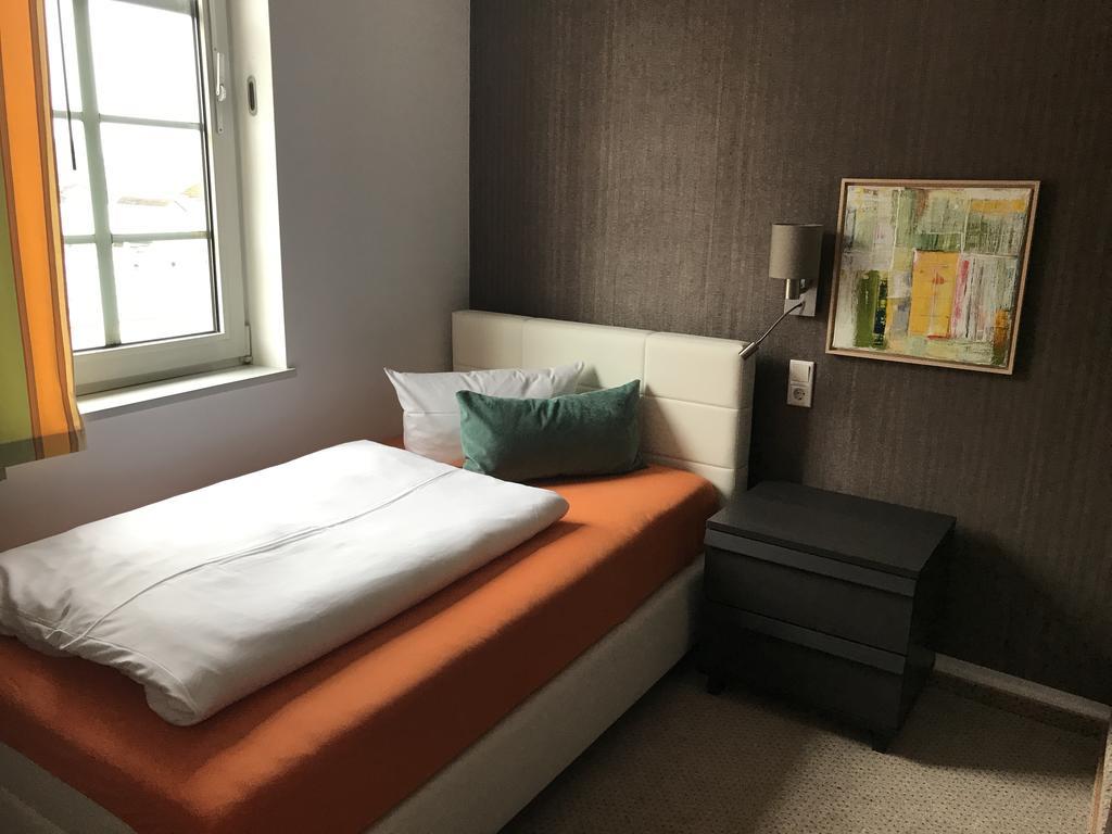 Hotel Zur Goldenen Sonne Usingen Esterno foto
