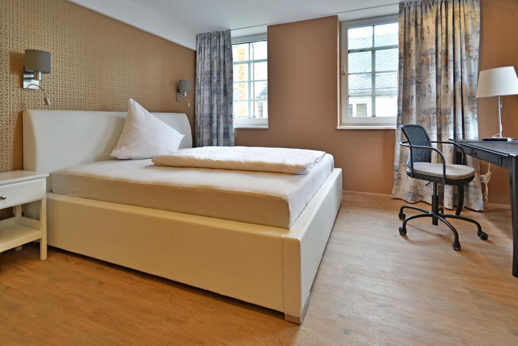 Hotel Zur Goldenen Sonne Usingen Esterno foto